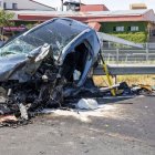 Als dos extrems de la imatge es veuen els cotxes en els quals anaven els conductors que van perdre la vida. - GERARD HOYAS