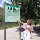 L’alcaldessa, Elisabet Lizaso, davant d’un dels plafons informatius a la Platgeta. - MAGDALENA ALTISENT