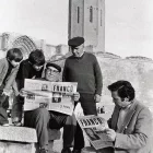 Expectació i incertesa. Moltes persones van celebrar la mort de Franco amb cava, en privat, mentre s’obria un període d’incertesa. Un recent baròmetre del CIS apunta que el 21,3% dels espanyols creu que els anys de la dictadura van ser bons o molt bons per a Espanya. - FONS GÓMEZ VIDAL/ARXIU FOTOGRÀFIC IEI