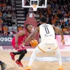 El públic del Barris Nord va acomiadar Dylan Ennis amb una espontània ovació després de la seua exhibició, amb 30 punts i 8 triples. - JAVI ENJUANES