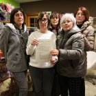 Algunes de les afectades amb la denúncia que van presentar davant dels Mossos, ahir a Torregrossa