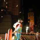 El rei Baltasar tira caramels durant la cavalcada de Lleida amb la Seu Vella al fons.
