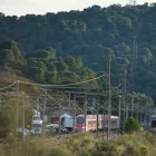 A l’esquerra, el tren Iryo sinistrat a Adamuz, i al fons a la dreta, les restes de l’Alvia.