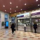 L'estació de tren de Lleida, gairebé buida a primera hora del matí d'aquest dimecres.