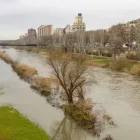 El riu Segre va arribar al seu pas per Lleida als 84 metres cúbics per segon i va negar part de la canalització. A la dreta, la carretera de Mur tallada per un despreniment. - JORDI ECHEVARRIA
