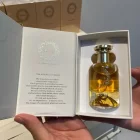 Un detall del flascó i Andy Mosquera amb el perfum Aitona Mosq, que ha costat un any elaborar. - A.M..