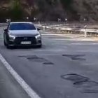 Un cotxe passant per l'Eix Pirienc, l'N-260.