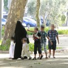 Una dona amb burka a Lleida en una imatge d'arxiu.