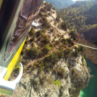 Imagen del helicóptero acercándose ayer a Mont
-rebei para rescatar a un joven indispuesto.