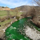 El riu Valira, tenyit de verd a La Seu d'Urgell