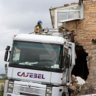Imágenes del camión descontrolado que destroza una casa en la Segarra