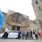 La salida de la cuarta etapa de la Vuelta a España en vehículo eléctrico, este lunes en la Seu Vella de Lleida