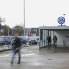 Treballadors abandonen la planta de Volksvagen a Wolfsburg.