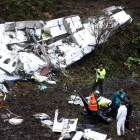 Los equipos de rescate junto al avión accidentado ayer en el municipio colombiano de La Ceja.