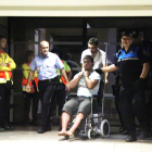 Alejandro Ruiz Vidal, en silla de ruedas, en el hospital Santa Maria horas después de ser detenido.