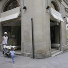 La tienda de ropa Teixidó, que data de 1930 y estaba en la esquina de las calles Major y Cavallers, ya está siendo desmantelada.