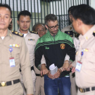 La policía escolta Artur Segarra a su llegada a los juzgados de Bangkok.