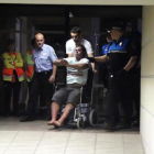 Alejandro Ruiz, en cadira de rodes a l’hospital de Santa Maria després d’entregar-se.