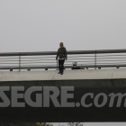 La chica, en el saliente del puente de Príncipe de Viana. Aquí, encima de la avenida del Segre.
