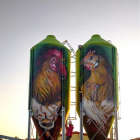 Los silos de la granja, con las imágenes del gallo y la gallina.
