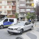 El vehicle accidentat va acabar al mig de la plaça Ricard Viñes sense causar cap ferit.
