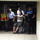 Alejandro Ruiz surt de l'hospital Santa Maria després de ser detingut el dia posterior al fets.