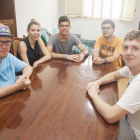 Foto de família dels quatre joves, juntament amb la monitora, que van participar la setmana passada en el projecte a Tornabous.