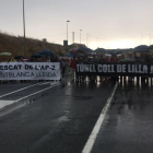 Los manifestantes cortaron la N-240 bajo la lluvia tras pancartas para exigir el túnel y liberar la AP-2.