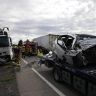 El coche de la víctima, subido a la grúa, y en segundo término el camión implicado en el accidente.