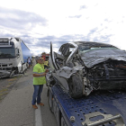 Vista del camión y del vehículo (que conducía la víctima) tras chocar en la N-240 en el término municipal de Vinaixa. 