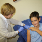 Un alumne del col·legi Lestonnac, ahir mentre li administraven una vacuna.
