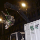 Técnicos del ayuntamiento de Barcelona retiran definitivamente la estatua.