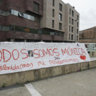Pancarta en homenatge a Mónica Pérez al judici d’aquesta setmana.