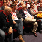 Rodolfo Ares (PSE-PSOE), Alfred Boix (PSPV) y Miquel Iceta conversan durante el Congreso del PSC.