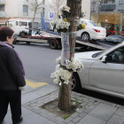 Ramos y un texto con fotos de Isaac de fondo, ayer a la salida del parking donde tuvo lugar el asesinato.