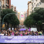 La capçalera de la manifestació, ahir durant el seu pas pel carrer Ramón y Cajal de Tarrragona.