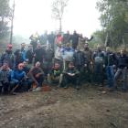 Los participantes en la limpieza de la Serra de Rosselló.