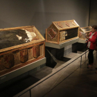 Dos visitants ahir al Museu de Lleida, en una de les sales on s’exhibeixen tres caixes sepulcrals originàries del monestir de Sixena.