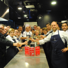 El chef Joel Castanyé celebrando ayer la prestigiosa distinción con su equipo y su familia.