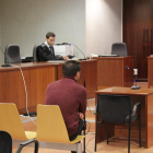 L’acusat i el seu lletrat, durant el judici a l’Audiència Provincial.