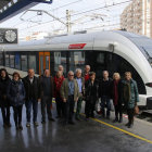 Vecinos del Pallars nacidos en 1951 viajaron en el tren en el 65 aniversario de la llegada a La Pobla.