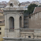 Operarios de la empresa Cigüeña Stop revisando las cúpulas de la fachada principal de la Catedral. 