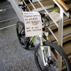 Una bicicleta aparcada ahir a l’interior del Rectorat.