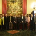 Polítics i responsables d’aquesta primera gran producció per a televisió del Magical, ahir en la presentació del projecte al Saló del Retaule de la Paeria de Lleida.