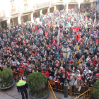 Centenars de seguidors han acompanyat Màrquez a l'ajuntament.
