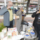 Los responsables de Pàmies Hortícoles ofrecieron ayer una degustación de stevia en Rovira Roure.