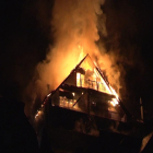 Imagen del incendio que destruyó cuatro viviendas en la tarde de ayer en Gausac.
