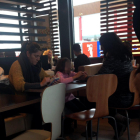 La nena, la mare i la tia van ser vistes dissabte en un restaurant de menjar ràpid de Lleida.