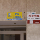 Imagen de archivo de carteles ofertando pisos en Lleida.
