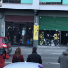 Els Mossos (a la foto dos agents dins de la botiga) escorcollant ahir la botiga de vins de Blanco.